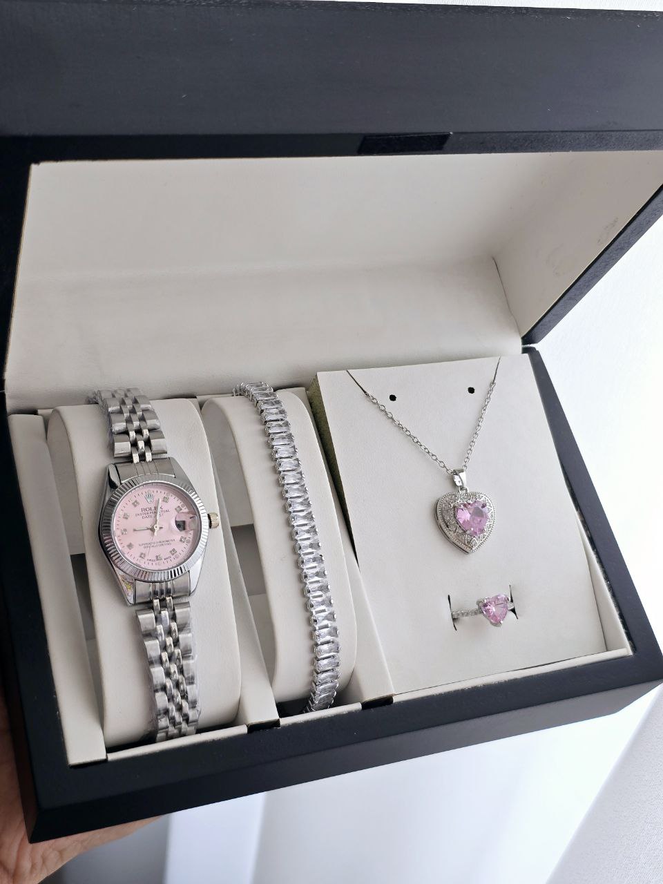 ست ساعت و دستبند و گردنبند و انگشتر(فری سایز) صورتی ساعت رولکس دارای روزشمار  بهمراه جعبه کادویی و باتری یدکی