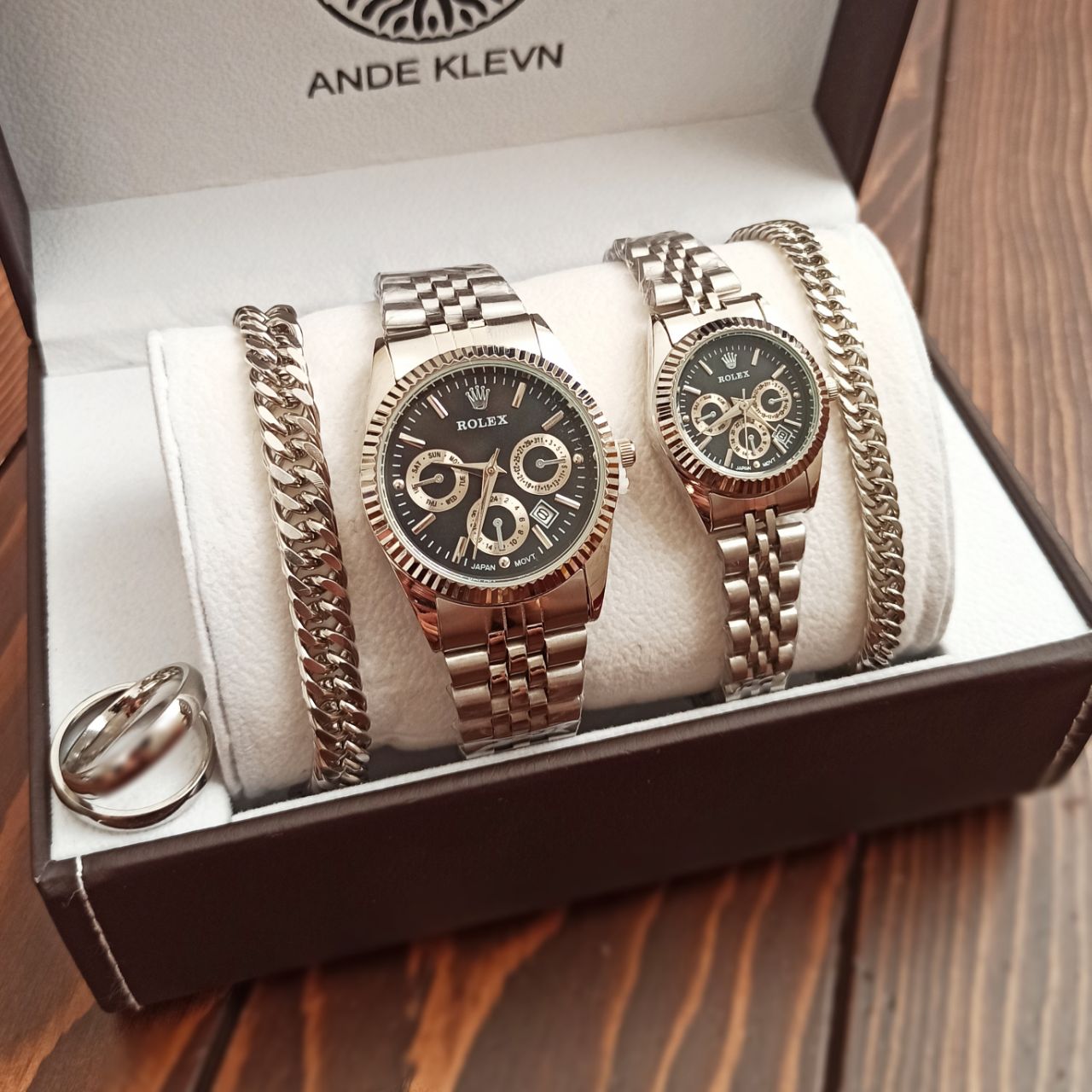 ست ساعت زنانه و مردانه رولکس ساعت ها دارای روزشمار دو عدد دستبند کارتیر استیل و دو تا انگشتر کارتیر