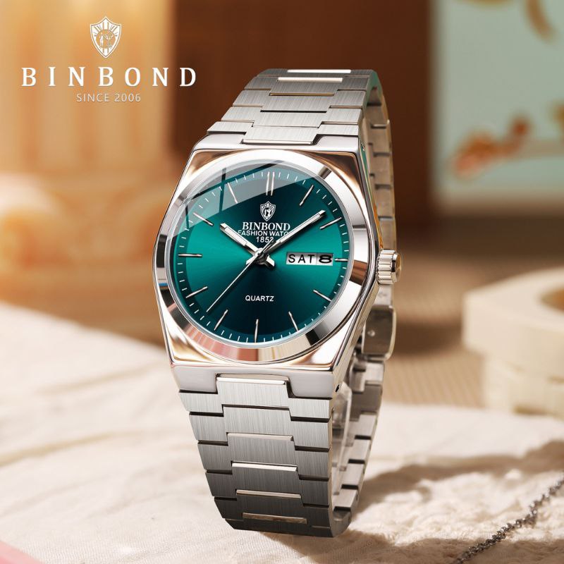 ساعت بین باند مدلی نو  مناسب آقایان   مقاوم دربرابر آب برندشرکتی اوریجینال  کارت گارانتی  دارای روز شمار  ضخامت ۱۱میل  قطر صفحه ۴۴میل ایام هفته  بند استیل فولاد شیشه سافایر  شب نما قفل دو پروانه  موتور کوارتز