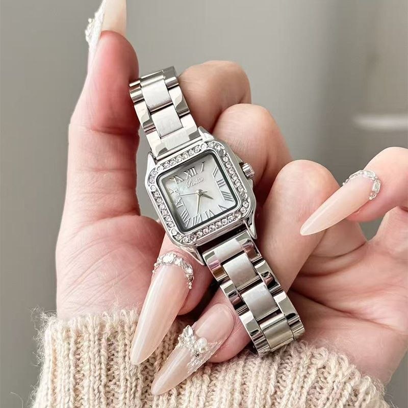 ساعت اسکاتی زنانه برند شرکتی  گریدتری ای پلاس  شیشه سافایر  قفل کلیپسی  موتورشرکتی  بند استیل الماسی ضد حساسیت