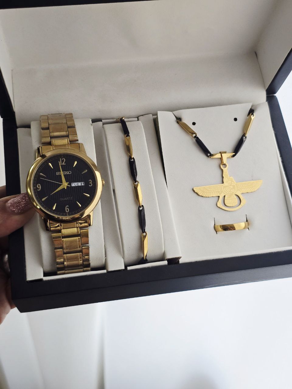 ست مردانه و پسرانه  ساعت سیکو دو تقویم فعال و دستبند و گردنبند و انگشتر  بهمراه جعبه کادویی و باتری یدکی