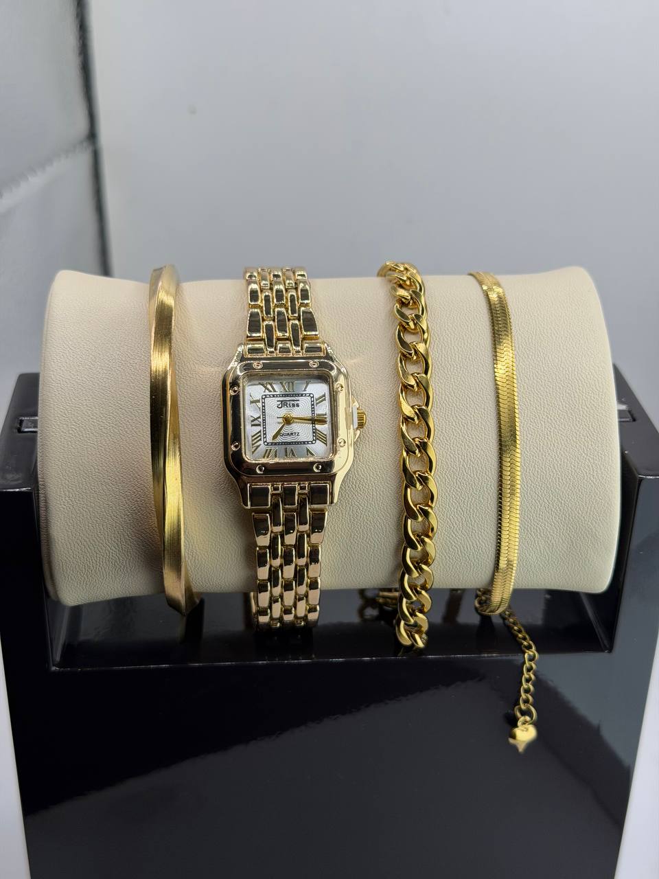 ساعت زنانه برند جریسبه همراه سه عدد دستبند خاص