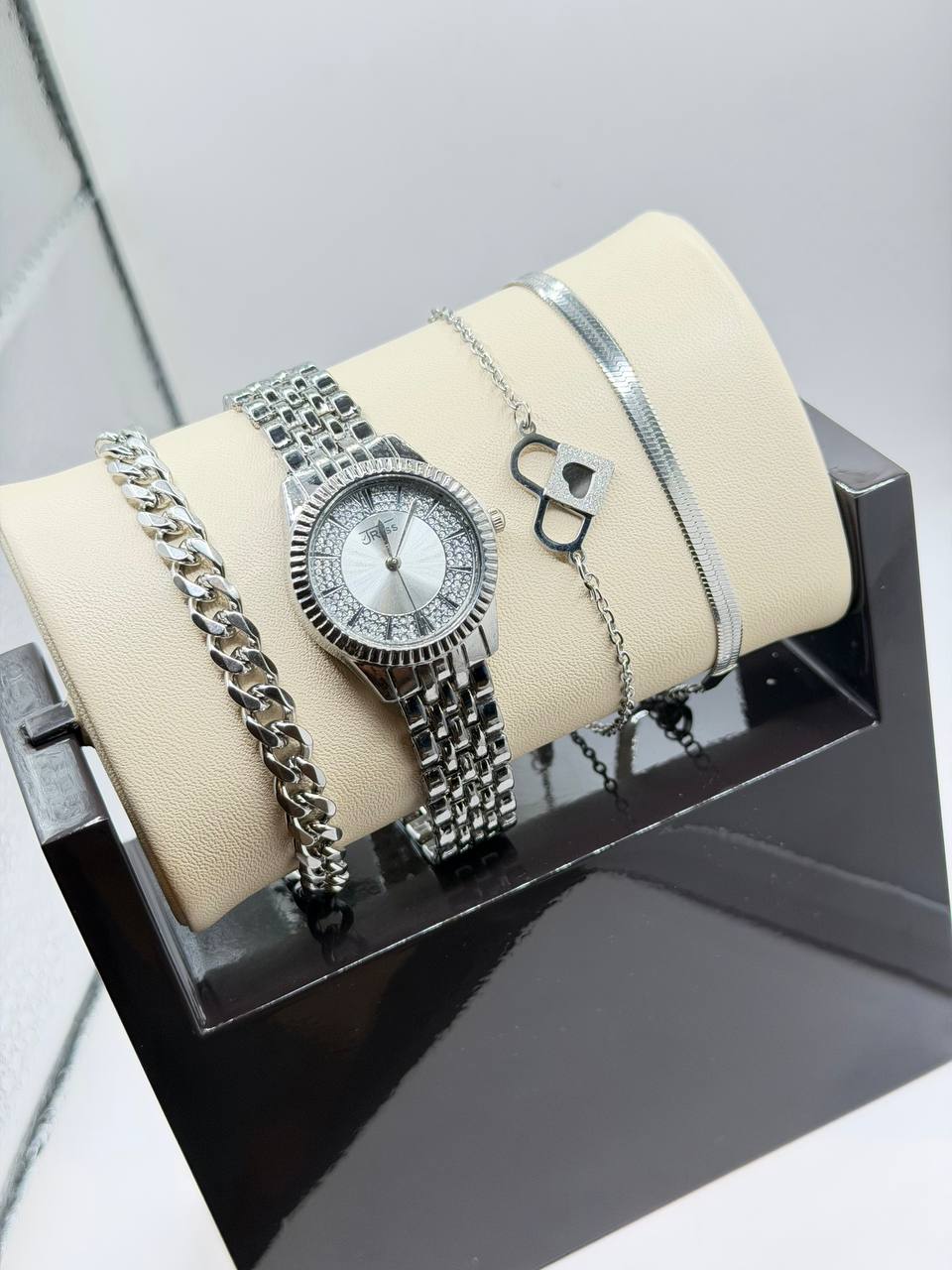 ساعت زنانه به همراه سه عدد دستبند زنانه