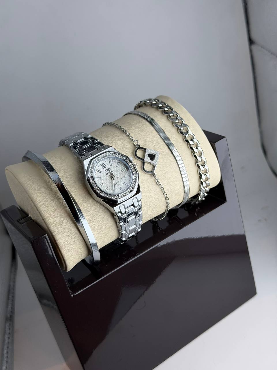 ساعت زنانه برند وانما شرکتی واشر دار به همراه چهار عدد دستبند خاص