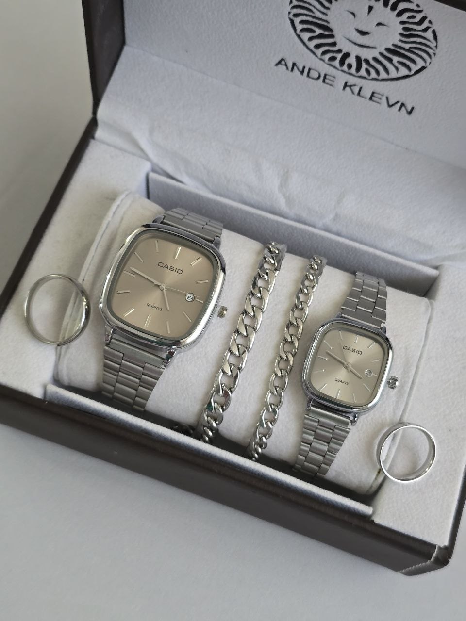ست ساعت زنانه و مردانه   بند استیل  ساعت ها دارای روزشمار  دو عدد  دستبند کارتیر  و حلقه (سایز 6 تا 10)  به همراه جعبه کادوی
