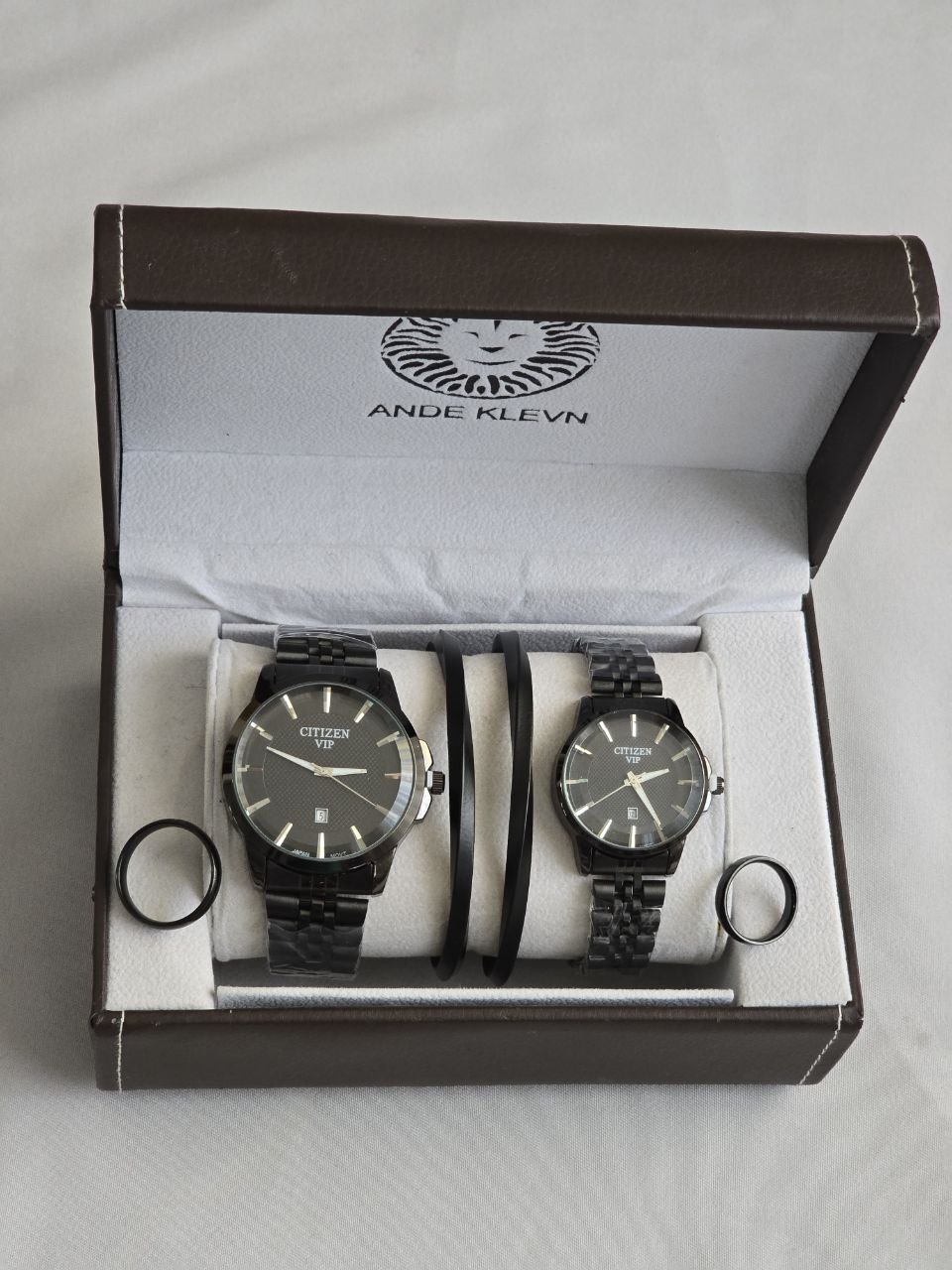 ست ساعت زنانه و مردانه  سیتیزن  بند استیل  ساعت ها دارای روزشمار  دو عدد  بنگل و حلقه (سایز 6 تا 10)  به همراه جعبه کادویی