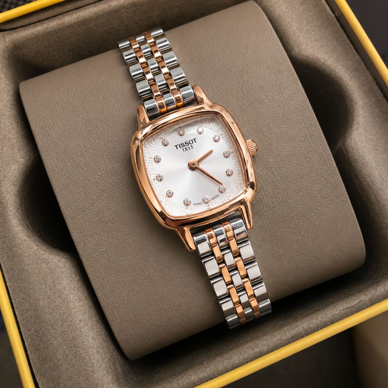 TISSOT            🔥highe quality             ساعت مچی🫶زنونه تیسوت دویل  رفرانس T 1983  قفل استیل پروانه ای مقاوم دربرابر آب  صفحه نگین دار بند استیل  صفحه مربعی  موتور کوارتز  خاص وجذاب