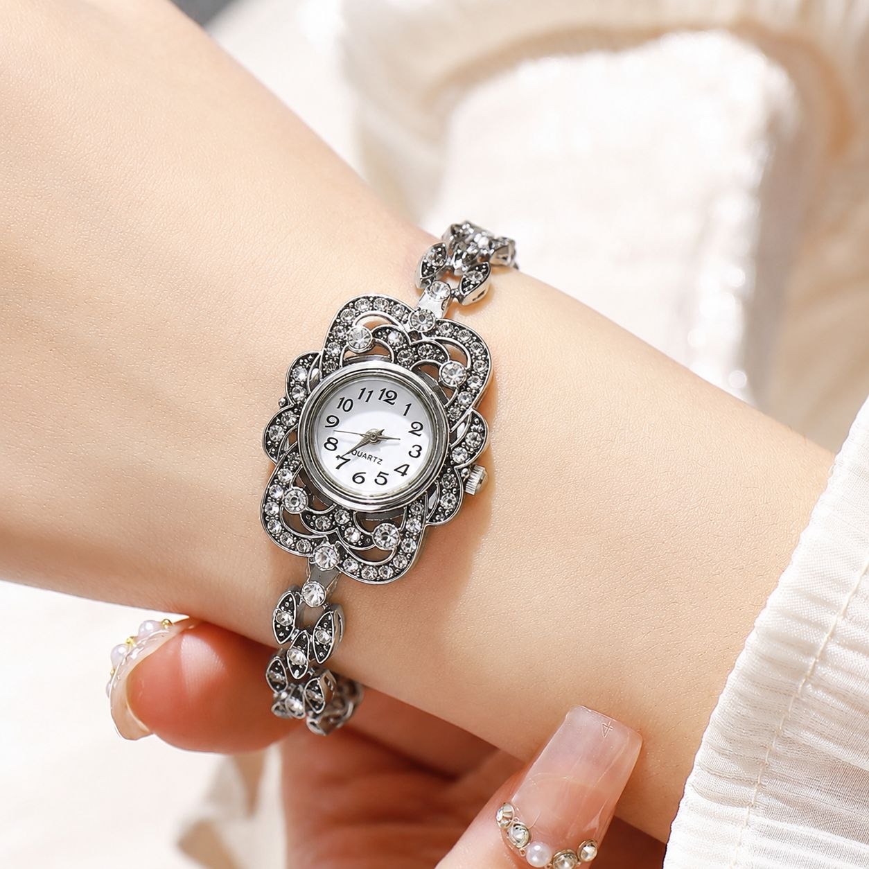 ☑️ROYAL silver   ⌚️new collection   👑 مدل «ملکه نقره‌ای»  مدل لوفیان موتور کوارتز  فول استون صفحه شماره دار  کیفیت عالی قفل دستبندی  بندزنبوری
